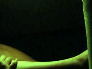 Sam Davis, pelirroja zorrita 18+, muestra tetitas pequeñas y se lleva corrida