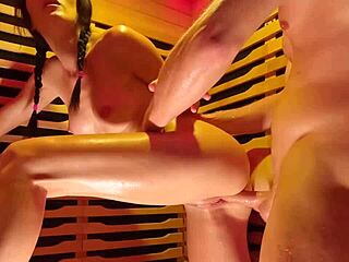 ว้าว ฉันกำลังสร้างฉากสุดป่าเถื่อนในซาวน่าสาธารณะด้วยการพุ่งน้ำและครีมพายหลายครั้ง! 💦