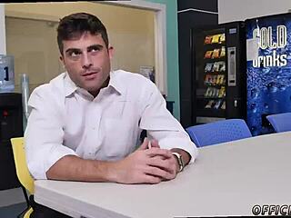 หนุ่มตรงๆ โดนหนุ่มเกย์ลวนลามแบบดิบๆ ในห้องเรียน