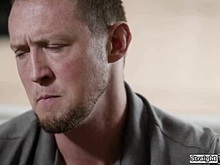 Nysgerrig fyr udforsker moden udlejer og kone i dristig anal oplevelse hjemme