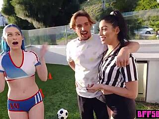 Geile Fußball-Babes können nicht genug von den dicken Eiern des Kapitäns bekommen. So heiß! ⚽