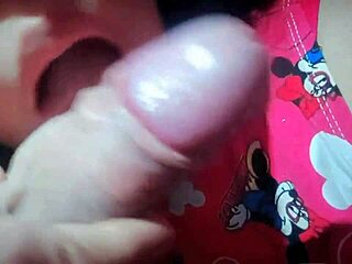 Mi Padrastro Policía Me Obliga a Montar Su Polla Gruesa Después de la Universidad!