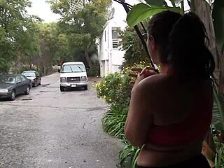 Ljubka Vanessa sesa velik kurac in dobi spermo na obraz