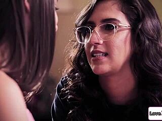 Porn herečka přesvědčuje režiséra v intimní scéně