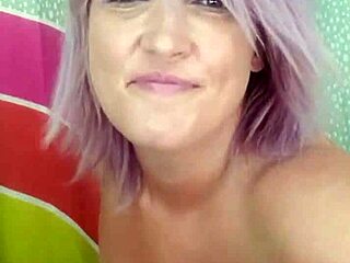 スージー熟女が全裸になって巨乳見せる