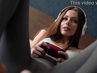 Skyggens gudinne viser frem barbert fitte i forførende doggystyle