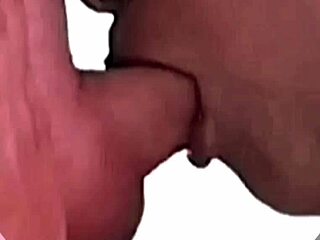 Szopom a férjem vastag farkát és keményen meglovagolom.