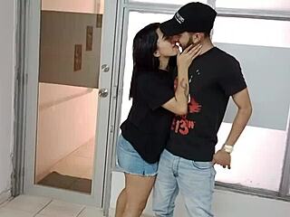 Esposa Infiel Llama Al Hijastro Para Que Le Calme Lo Excitada Apenas Llega Se Va Quedando En Hilo Mostrando Su Gran Culo Y Comienza A Mamar Verga