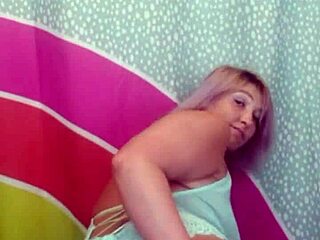 スージー熟女が全裸になって巨乳見せる