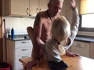 Hej, postaja vroče z mojo ženo v kuhinji