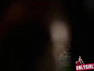 Kylie Le Beau espía a sus vecinas Karlee Grey y Jillian Janson