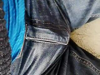 Kız koltukta kot pantolonuna işiyor!