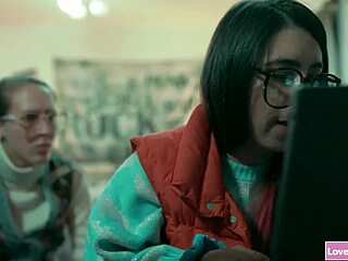 Babe besar dada dikepung dua lesbo remaja horny.