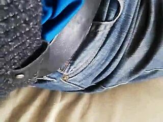 Kız koltukta kot pantolonuna işiyor!