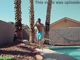 Fit Kitty και Sarah Jessie γαμάνε τον τύπο της πισίνας σε καυτό τρίο