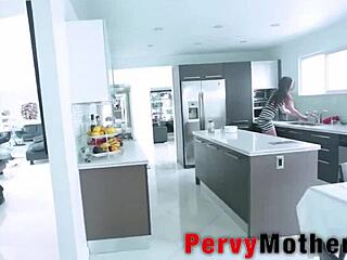 Háziasszony mostohaanya titokban dugja mostohafiát