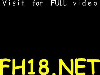 וואו, תראה את היופי הקטנה בת 18+ שמקבלת זיון חזק בסשן פרוע!