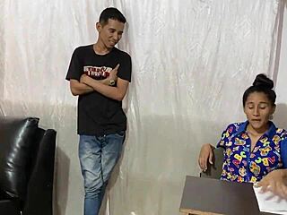 Öğretmenimi daha iyi not için sikmeye takıntılıyım!