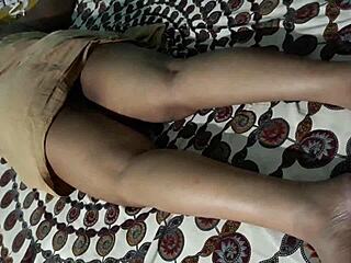 Just saw Sanjana aunty flashing her thigh, looks so cute