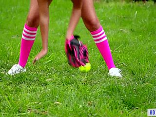 Nešikovná mladá Lily Adams se přidává k Lily Rader a Atheně Palomino na zábavu.