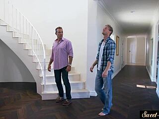 Ragazza proibita cavalca duro in cucina durante roleplay