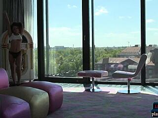 Drobna Brunetka 18+ Pokazuje Gorące Ruchy Taneczne