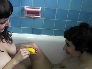 Sandy and Arabelle get off in the bathtub 😏