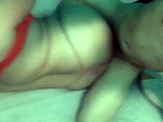 Provocando a un diablo sexy con una mamada antes de sexo salvaje