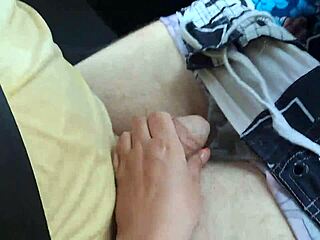 Yo, 18+-åring stesøster gir bil-handjob på skogsvei! 😈