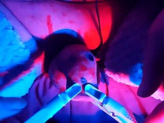 Otrokyňa pevne zviazaná sa poddáva tvrdej dominácii kokotom