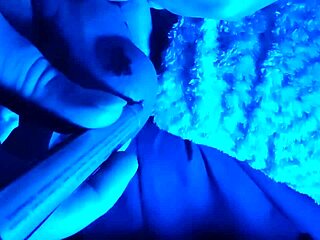 Otrokyňa pevne zviazaná sa poddáva tvrdej dominácii kokotom