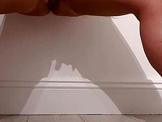 Aku Gila Banget Squirt Keras Pake Dildo Hitam Gede!