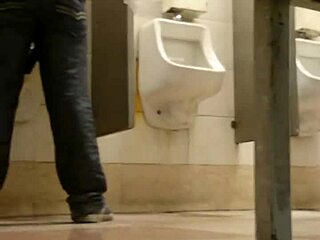 공중 화장실에서 게이 만남 금지 욕망 탐험. 어떤 비밀 펼쳐질까?