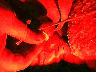 Otrokyňa pevne zviazaná sa poddáva tvrdej dominácii kokotom