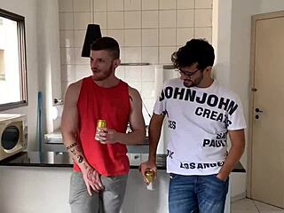 Mi mujer no me dio el culo así que mi amigo se lo metió 😏