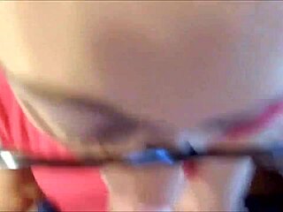 Amatir Babe Berkacamata Hisap dan Telan!