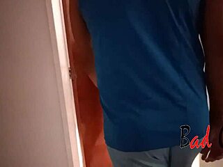 เย็ดเร็วกับลูกเลี้ยงผมสาวบลอนด์ที่โชว์ก้นใหญ่ในชุดชั้นในใหม่