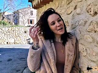 Cataleya, l'assistante européenne sexy, se fait défoncer ses gros seins et son cul