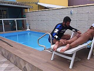 meu marido foi trabalhar, piscineiro limpa minha piscina