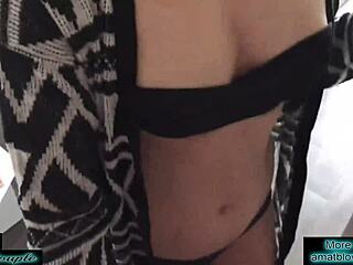 哦天啊，我朋友的妈妈用她的大奶让我射了...