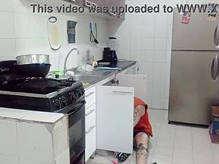 Plomero Termina Siendo Seducido Por Su Patrona Al Pasar Al Lado De El Mostrando Su Enorme Culo