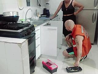 Plomero Termina Siendo Seducido Por Su Patrona Al Pasar Al Lado De El Mostrando Su Enorme Culo