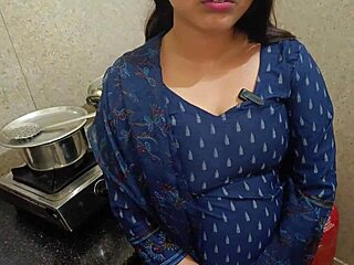 Empregada de 18 anos grita no primeiro anal doloroso com namorado