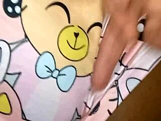 Tío, Alice en pijama nuevo me puso la polla dura con su raja mojada en la peli