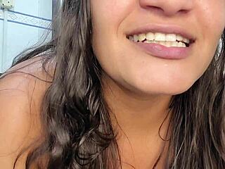 Oye, estoy mostrando mi gran culo en cámara para mis seguidores, ¿quieres ver más de esta latina?