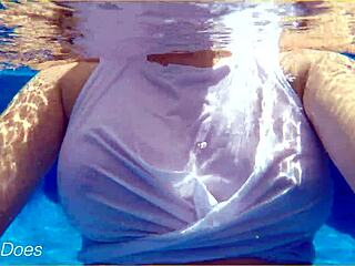 Wow, bekijk deze MILF zwemmen in een nat wit shirt bij het hotelzwembad! 🏊‍♀️