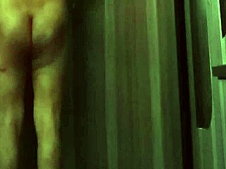 صديق وقح يضرب طيزي جامد لحد ما احمرت وآلمت