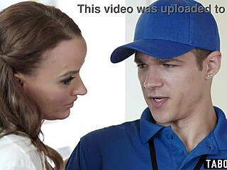 Заобљена МИЛФ Пристин Еџ узима од достављача