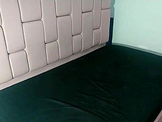 Convencí a la criada para oral y anal. Aceptó por una dulce bonificación.