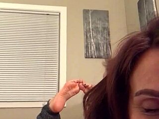 Jelajahi Koleksi Terbaikku di Pemujaan Kaki Lewat Webcam